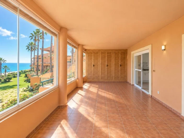 R5408278 | Ground Floor Apartment in Estepona – 3 beds, 2 baths
