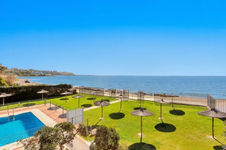 R5487679 | Middle Floor Apartment in Estepona – 2 beds, 1 baths