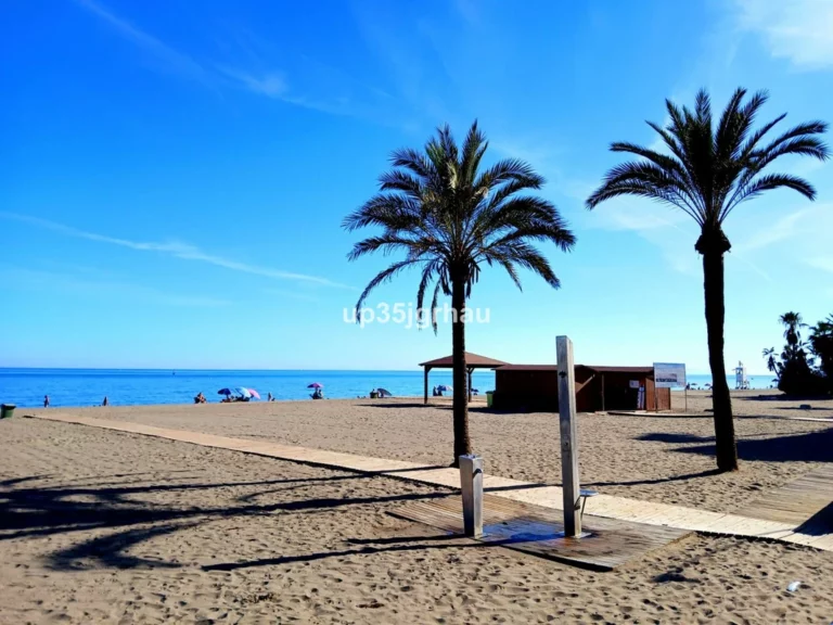 R5491342 | Middle Floor Apartment in Estepona – 4 beds, 2 baths