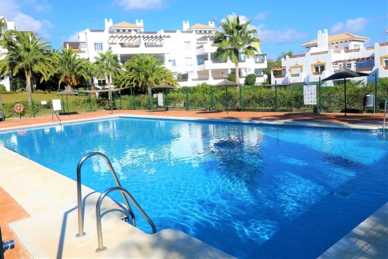 R3762598 | Semi-Detached House in Estepona – 3 beds, 3 baths