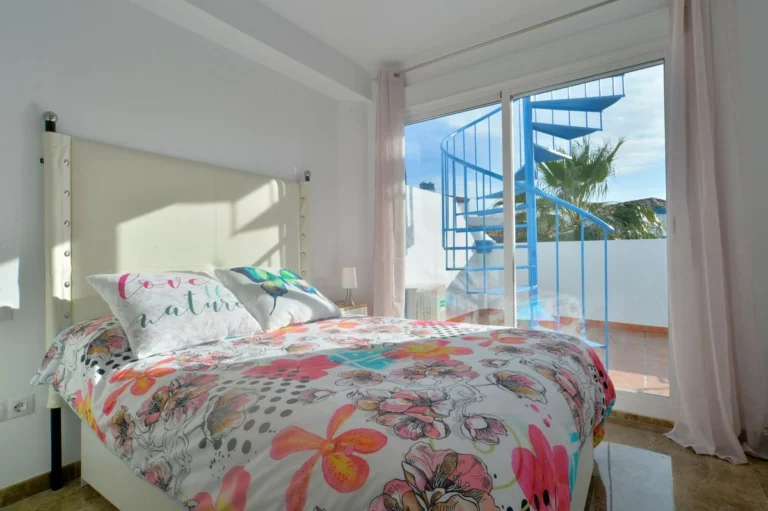 R4994044 | Top Floor Apartment in Estepona – 2 beds, 1 baths