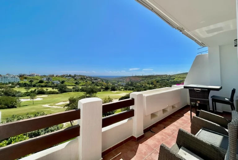 R5341876 | Middle Floor Apartment in Estepona – 2 beds, 2 baths