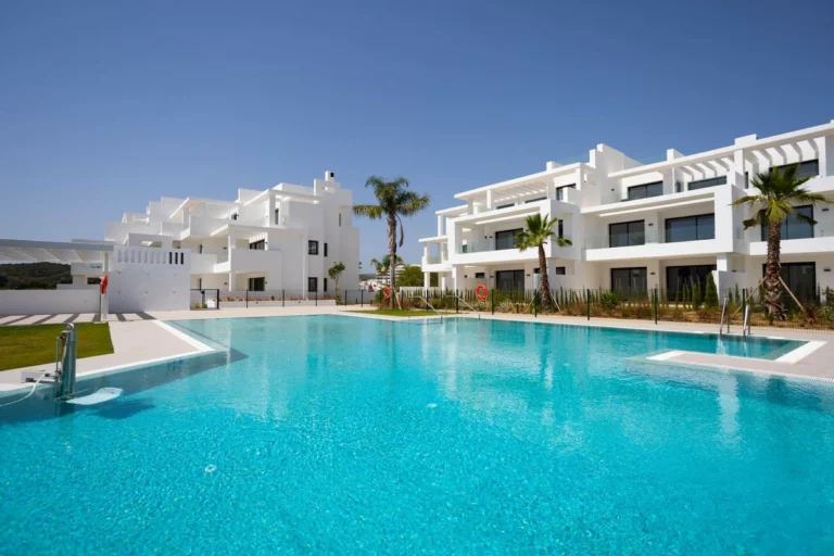R5462446 | Middle Floor Apartment in Estepona – 2 beds, 2 baths