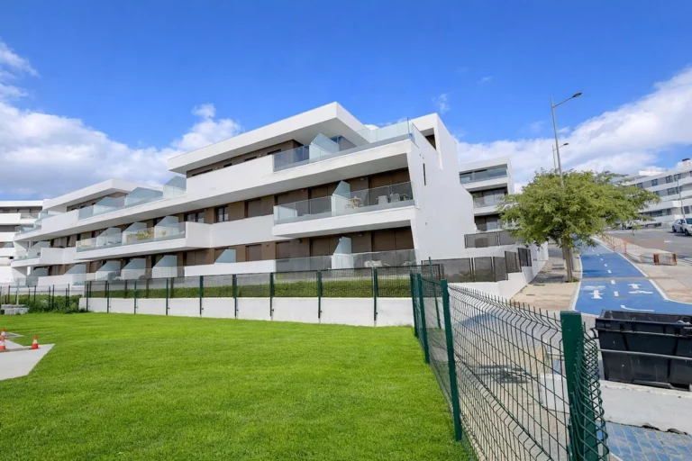 R5461831 | Middle Floor Apartment in Estepona – 2 beds, 2 baths