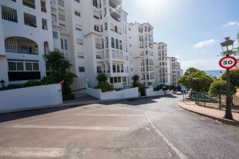 R5494942 | Middle Floor Apartment in Estepona – 3 beds, 2 baths