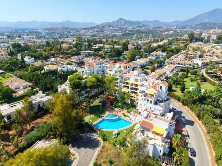 R5465182 | Middle Floor Apartment in Estepona – 2 beds, 2 baths