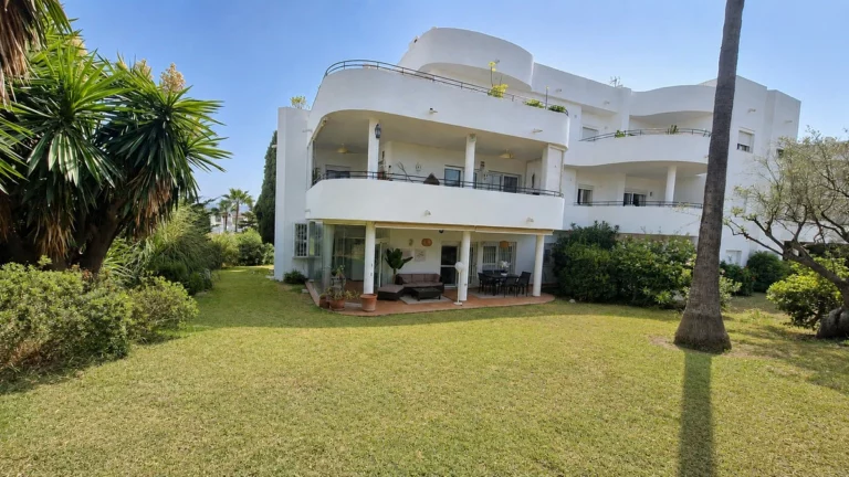 R5460619 | Middle Floor Apartment in Estepona – 2 beds, 2 baths