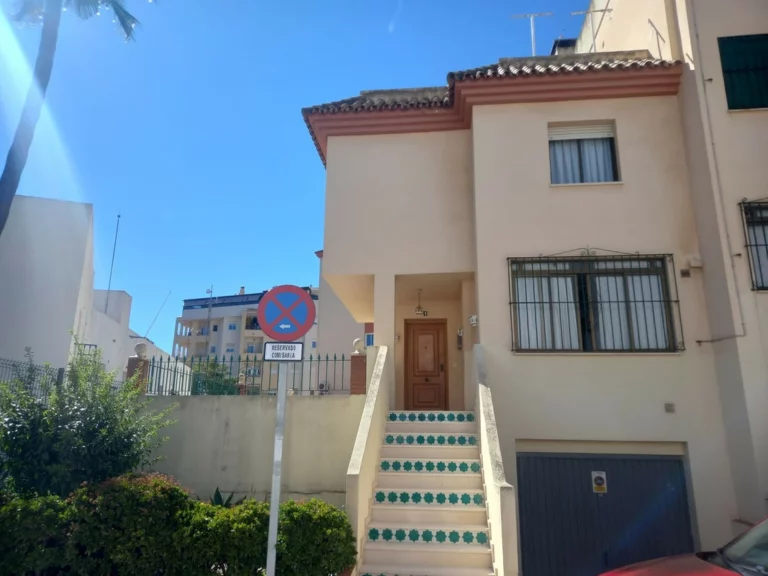 R5477386 | Semi-Detached House in Estepona – 4 beds, 3 baths
