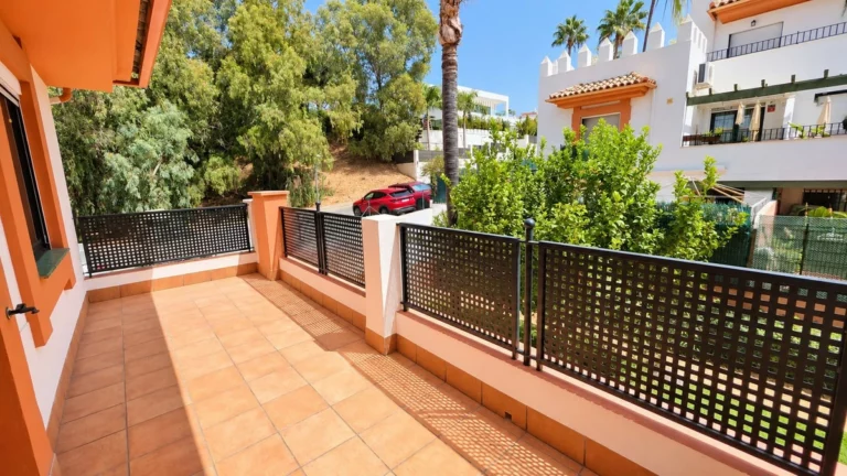 R5481475 | Middle Floor Apartment in Estepona – 3 beds, 2 baths