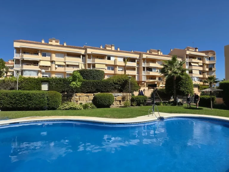 R5486119 | Middle Floor Apartment in Selwo – 3 beds, 2 baths