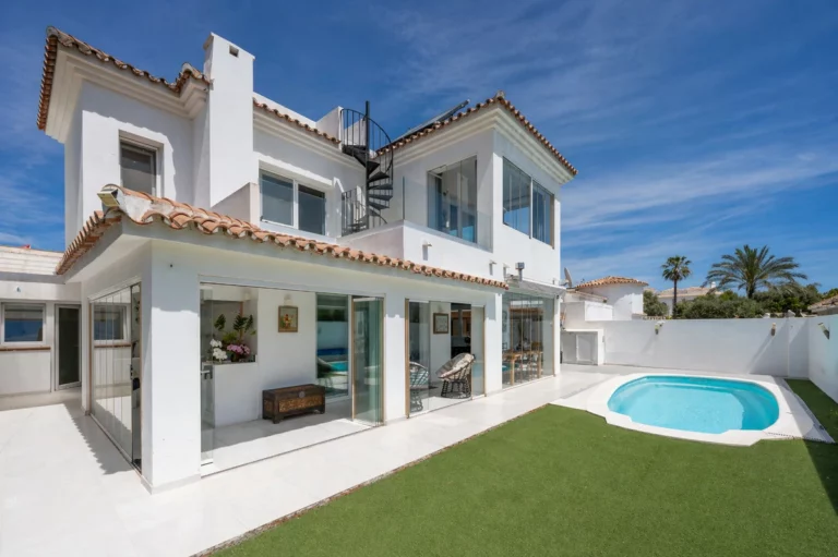 R5362345 | Detached Villa in Estepona – 3 beds, 4.5 baths