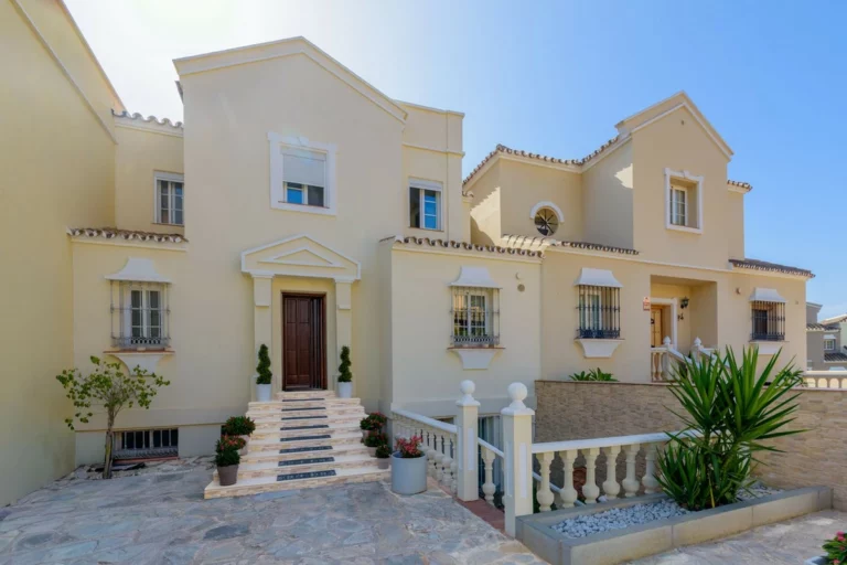 R5477914 | Townhouse in Estepona – 5 beds, 4.5 baths