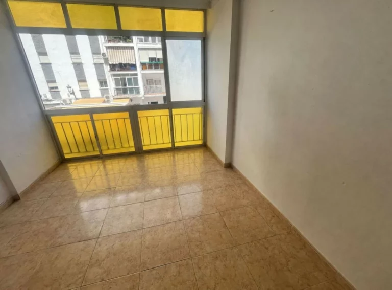 R5500348 | Middle Floor Apartment in Estepona – 3 beds, 1 baths