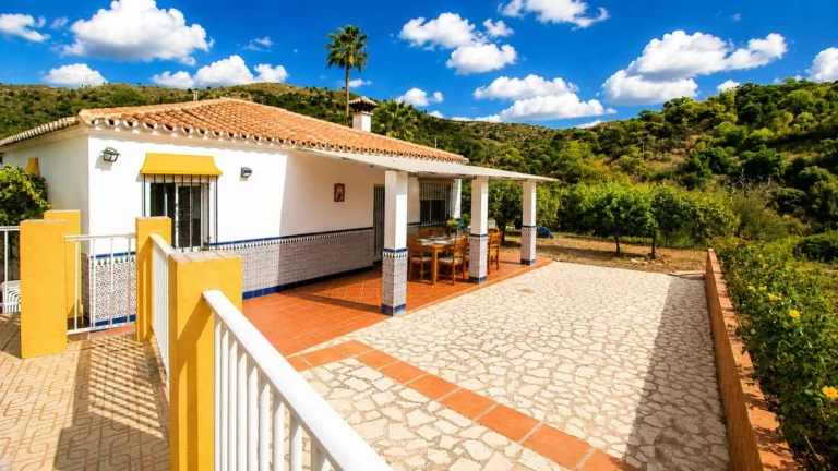 R5179522 | Finca – Cortijo in Estepona – 3 beds, 1 baths