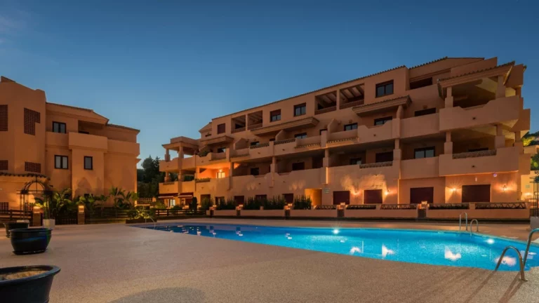 R4991704 | Top Floor Apartment in El Paraiso – 2 beds, 2 baths