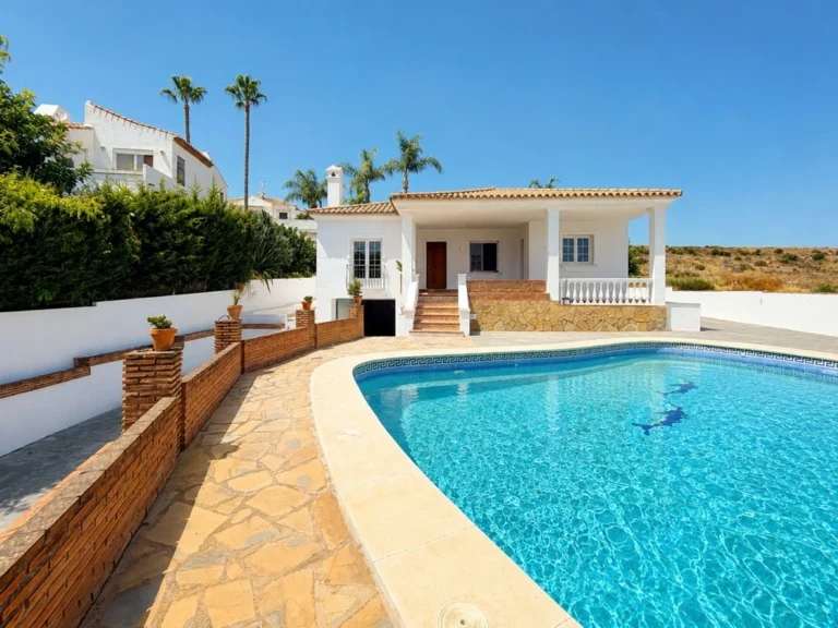 R5453491 | Detached Villa in Estepona – 3 beds, 2 baths
