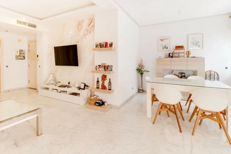 R5481742 | Middle Floor Apartment in Estepona – 3 beds, 2 baths
