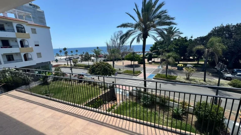 R5456554 | Middle Floor Apartment in Estepona – 3 beds, 1 baths