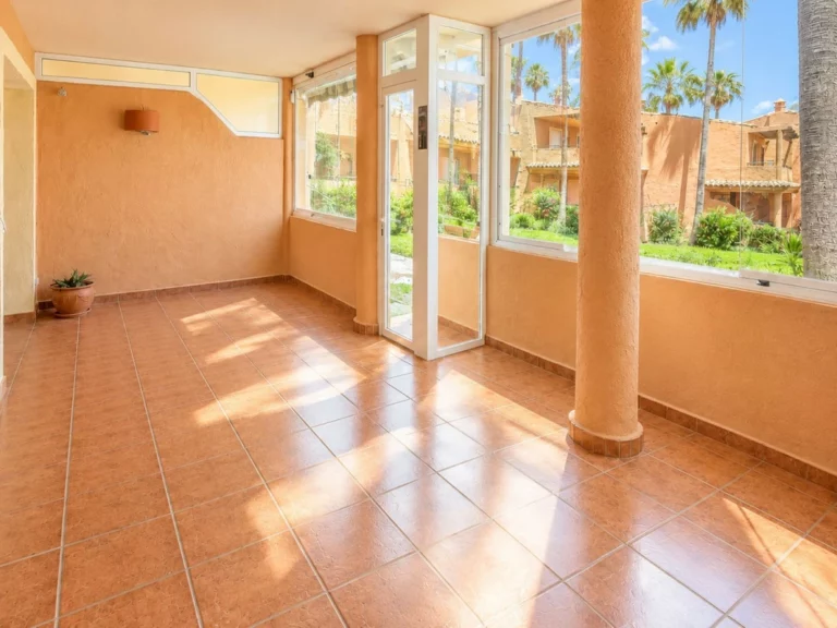 R5408278 | Ground Floor Apartment in Estepona – 3 beds, 2 baths