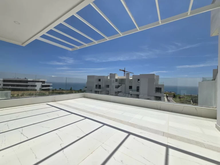 R5366644 | Middle Floor Apartment in Estepona – 3 beds, 2.5 baths