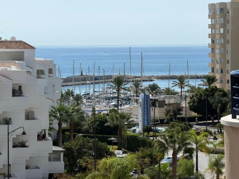 R5500465 | Middle Floor Apartment in Estepona – 2 beds, 2 baths
