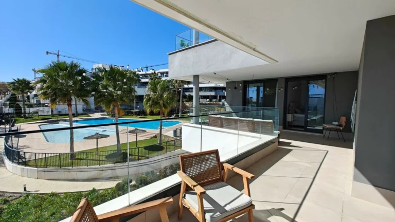 R5351626 | Middle Floor Apartment in Estepona – 4 beds, 2.5 baths