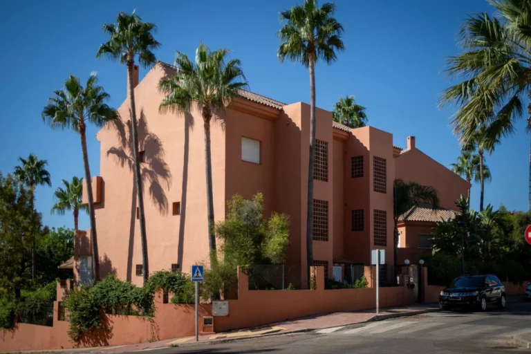 R5490562 | Middle Floor Apartment in Estepona – 2 beds, 2 baths