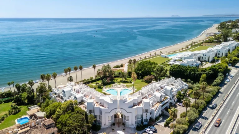 R5468398 | Middle Floor Apartment in Estepona – 4 beds, 3 baths