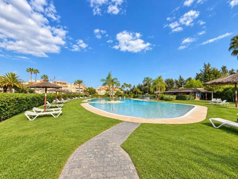 R5495101 | Middle Floor Apartment in Estepona – 3 beds, 2 baths