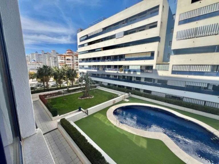 R5519935 | Middle Floor Apartment in Estepona – 3 beds, 2 baths