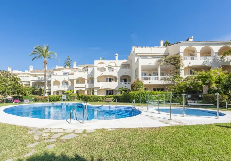 R5516470 | Middle Floor Apartment in Estepona – 2 beds, 2 baths