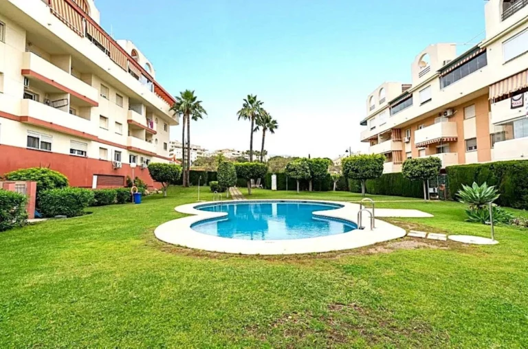 R5455012 | Middle Floor Apartment in Estepona – 3 beds, 1 baths