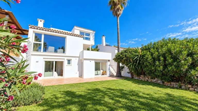 R5517439 | Detached Villa in Estepona – 5 beds, 4 baths