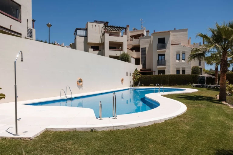 R5407759 | Middle Floor Apartment in Estepona – 2 beds, 2 baths
