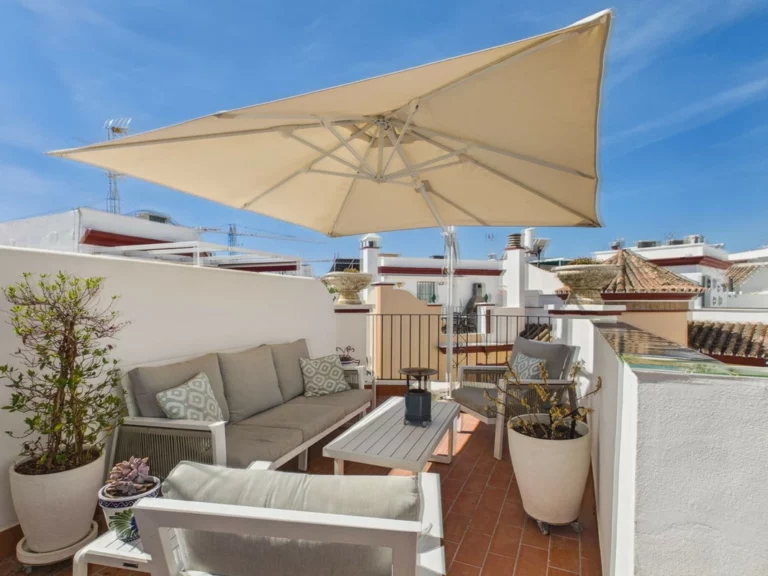 R5496115 | Townhouse in Estepona – 3 beds, 3 baths