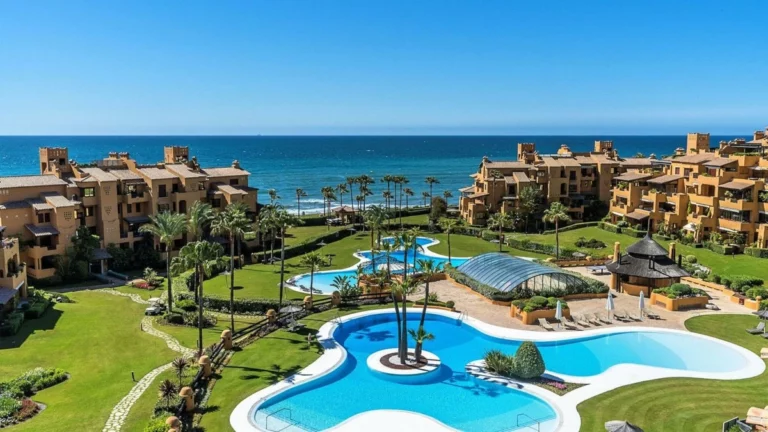 R5486017 | Middle Floor Apartment in Estepona – 3 beds, 3 baths