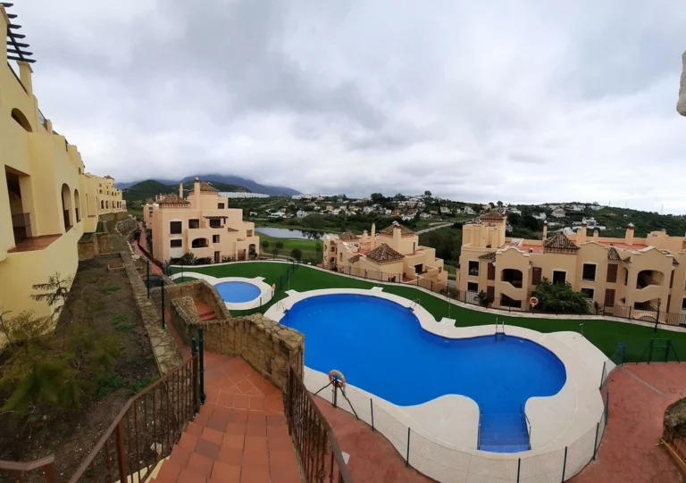 R5445277 | Middle Floor Apartment in Estepona – 2 beds, 2 baths