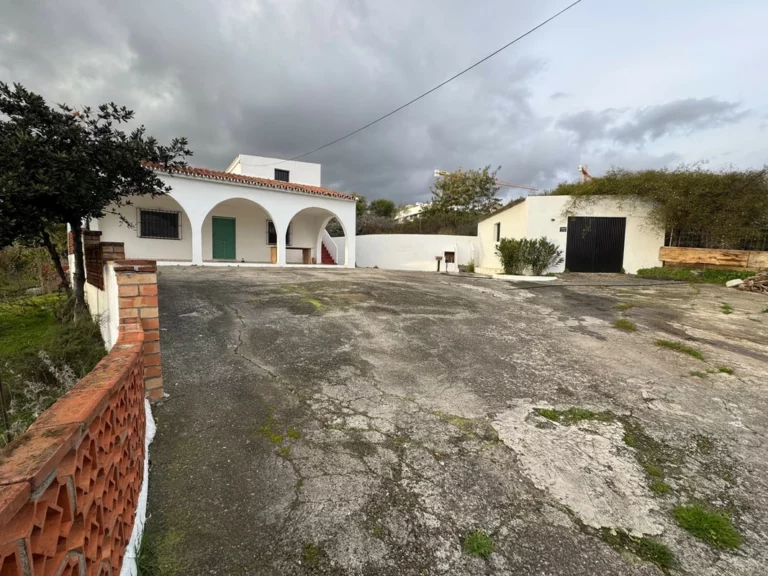 R5306257 | Detached Villa in Estepona – 4 beds, 1 baths
