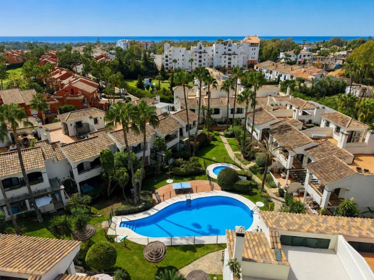 R5492512 | Townhouse in Estepona – 4 beds, 4 baths