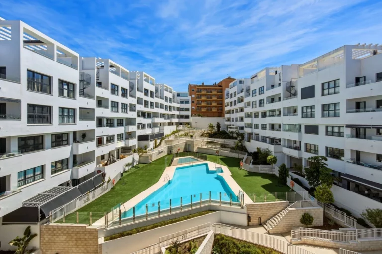 R5507248 | Middle Floor Apartment in Estepona – 3 beds, 2 baths