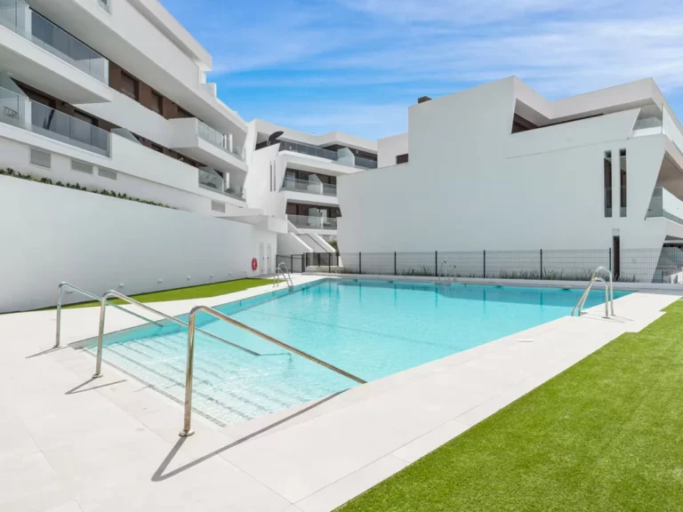 R5490181 | Ground Floor Apartment in Estepona – 3 beds, 2 baths