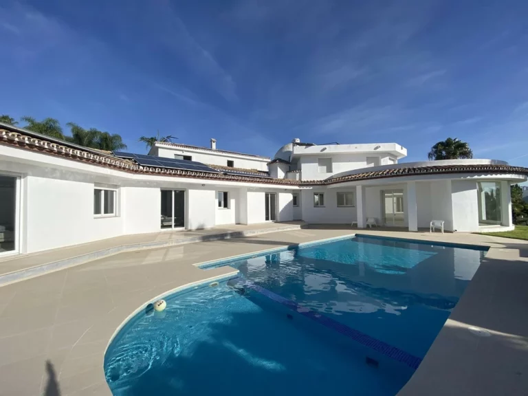 R5220130 | Detached Villa in El Paraiso – 4 beds, 4 baths