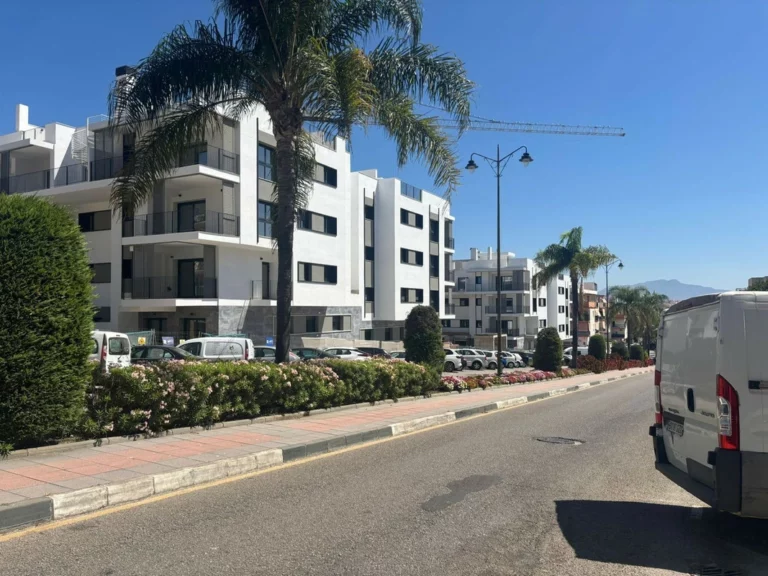 R5026783 | Middle Floor Apartment in Estepona – 2 beds, 2 baths