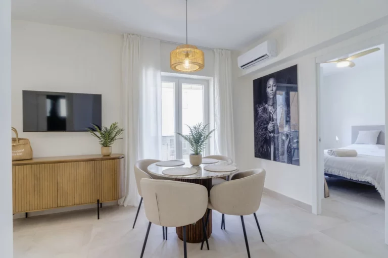R5486833 | Middle Floor Apartment in Estepona – 3 beds, 1 baths