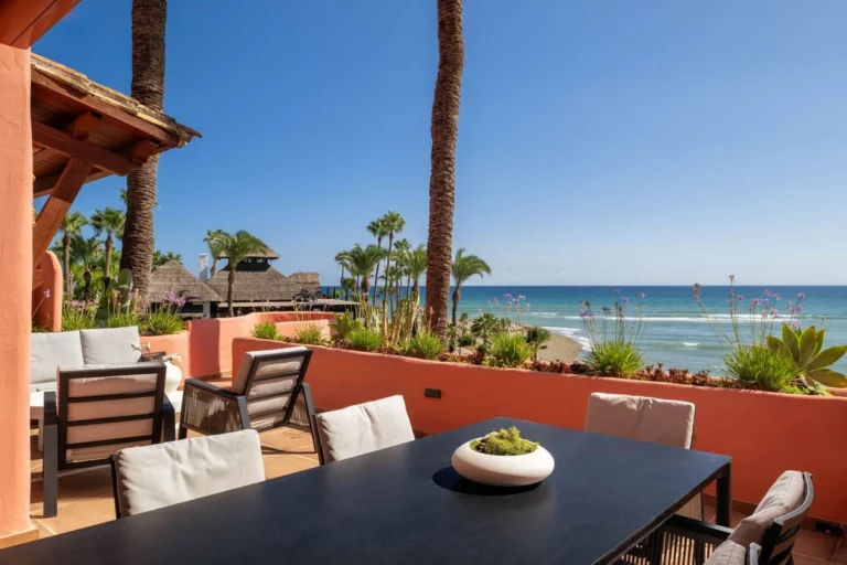 R5499238 | Middle Floor Apartment in Estepona – 3 beds, 2 baths