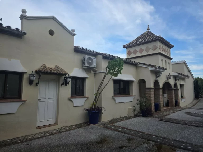 R5212270 | Detached Villa in El Paraiso – 6 beds, 6 baths