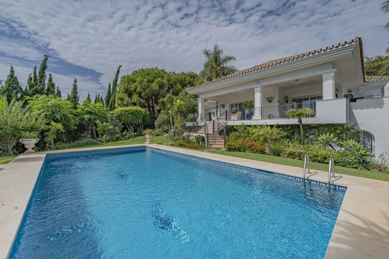 R5166511 | Detached Villa in El Paraiso – 4 beds, 4.5 baths