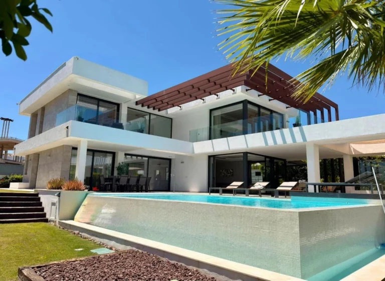 R5448418 | Detached Villa in Estepona – 5 beds, 6 baths