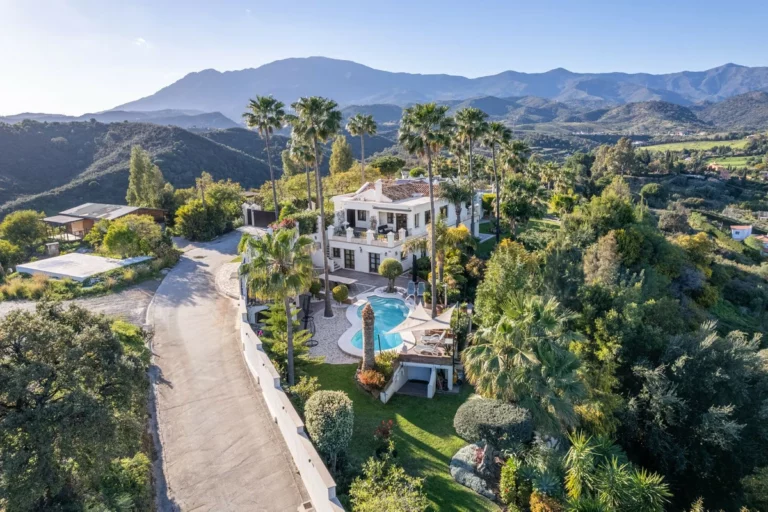 R4675324 | Detached Villa in Estepona – 6 beds, 6.5 baths