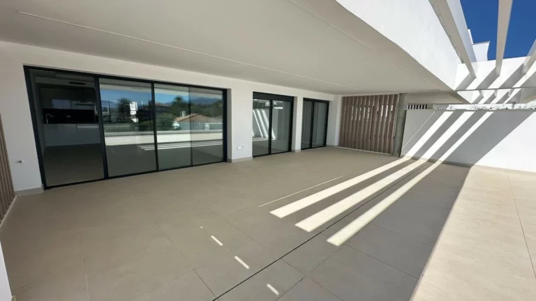 R5496112 | Middle Floor Apartment in Estepona – 2 beds, 2 baths